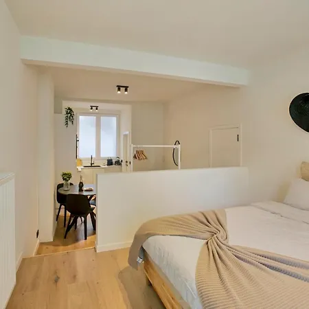 New Renovated Condo's @ Trendy South דירה *